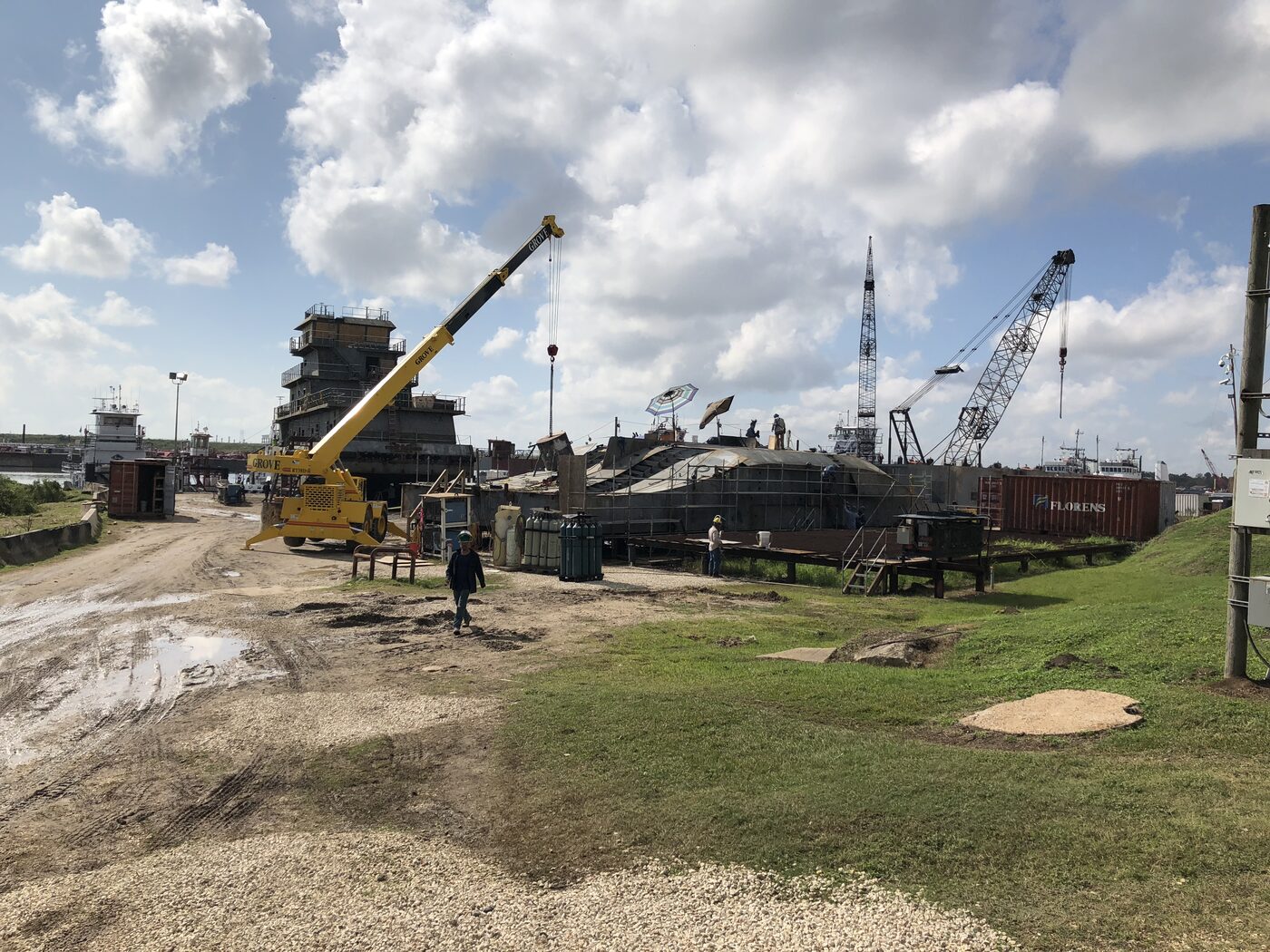 Shipyard crane operation during a vessel repair period